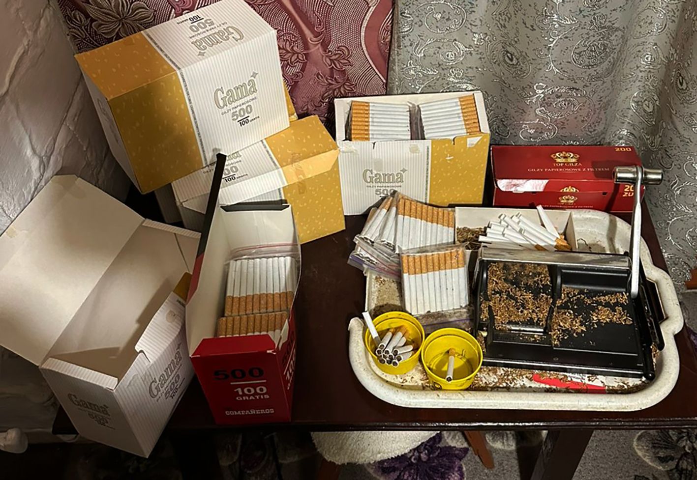 Загалом на підпільній фабриці вилучили майже тонну сировини (фото Держприкордонслужби та БЕБ)