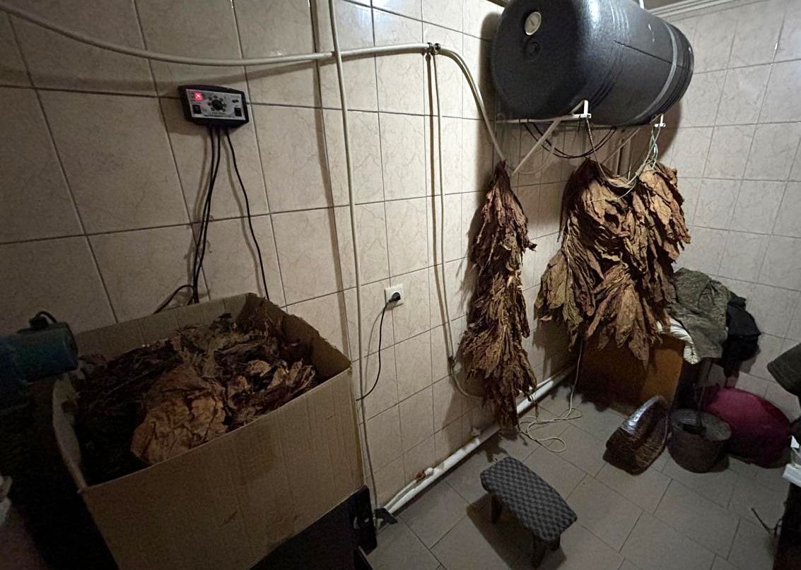 Загалом на підпільній фабриці вилучили майже тонну сировини (фото Держприкордонслужби та БЕБ)