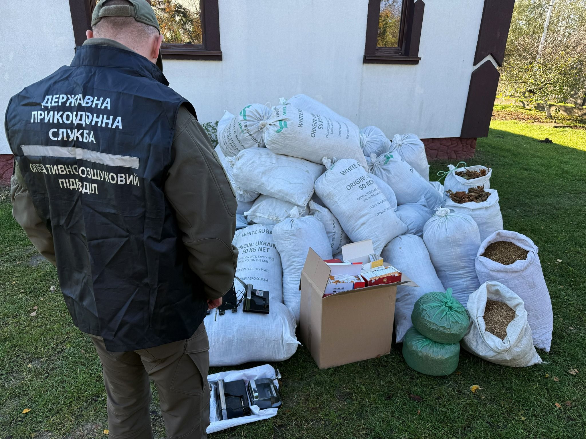 Загалом на підпільній фабриці вилучили майже тонну сировини (фото Держприкордонслужби та БЕБ)