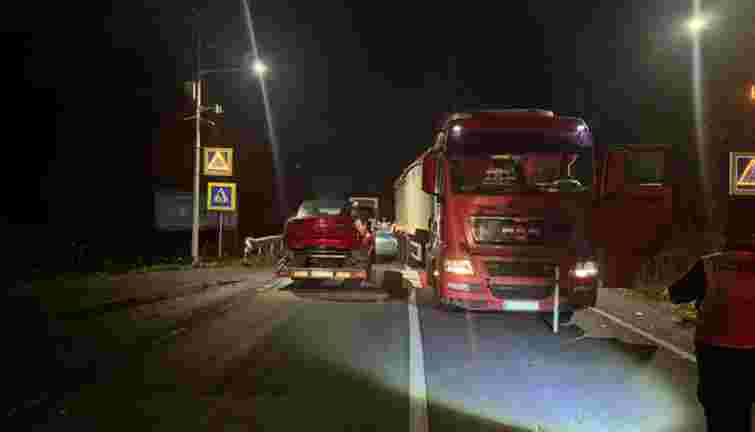 Неподалік Тернополя на трасі фура на смерть збила пішохода