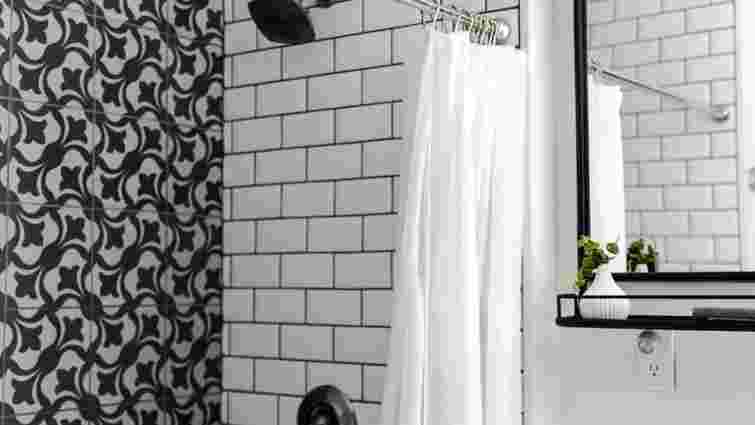 Вручну або в пралці: як легко відмити шторку для ванної чи душу від цвілі