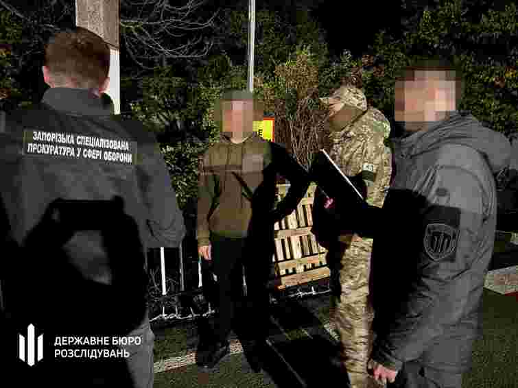 На Запоріжжі військовий у СЗЧ разом з дівчиною допомагав дезертирувати іншим бійцям