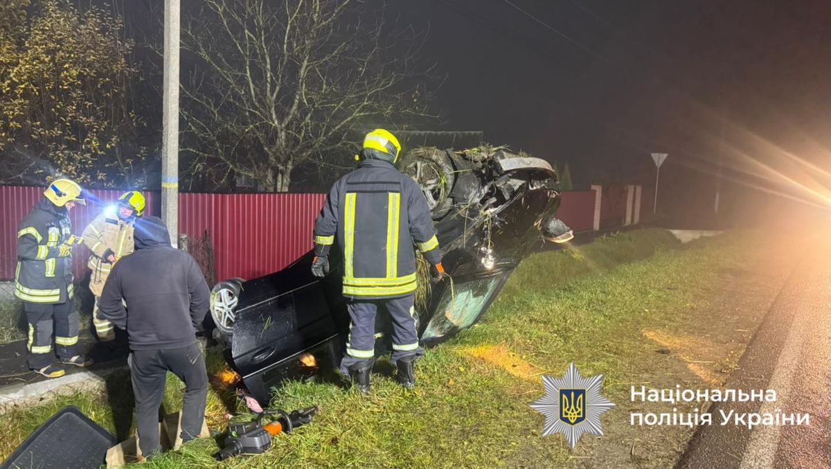 На Прикарпатті внаслідок перекидання Mercedes загинула водійка