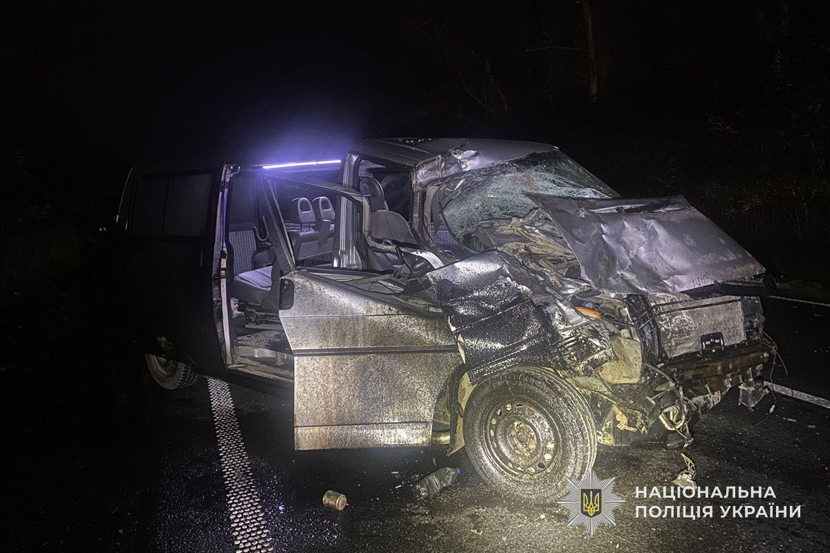 Різні травми отримали шестеро пасажирів мікроавтобуса