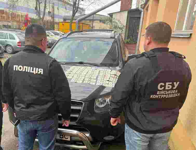 Експоліцейський з Тернополя вимагав хабар за зняття з розшуку в реєстрі «Оберіг» 