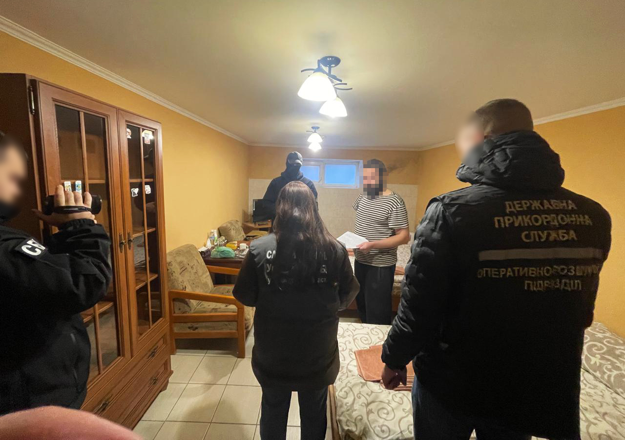 У зрадника знайшли російський паспорт і військовий квиток «ДНР» (фото Держприкордонслужби)