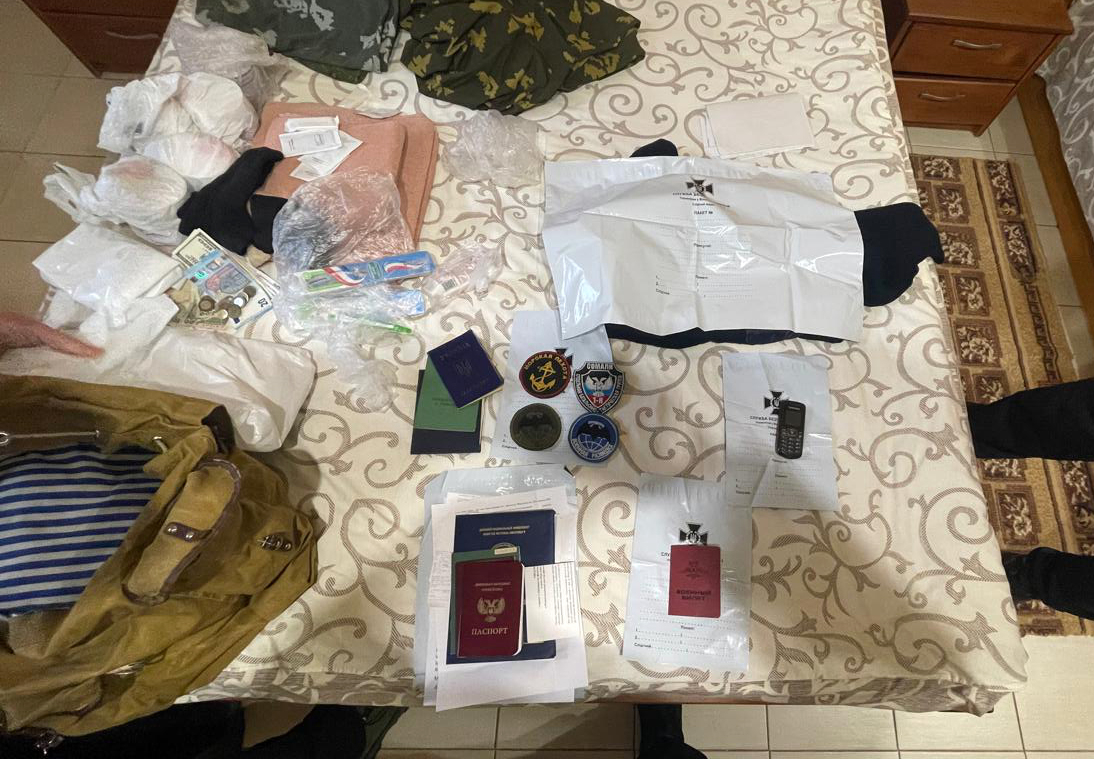 У зрадника знайшли російський паспорт і військовий квиток «ДНР» (фото Держприкордонслужби)