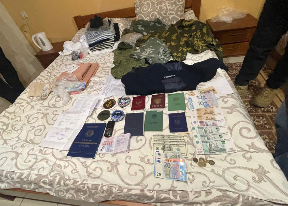 У зрадника знайшли російський паспорт і військовий квиток «ДНР» (фото Держприкордонслужби)