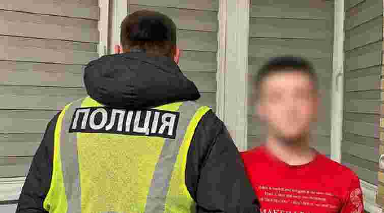 У Києві оштрафують 20-річного чоловіка за спів російських пісень у поліцейській формі