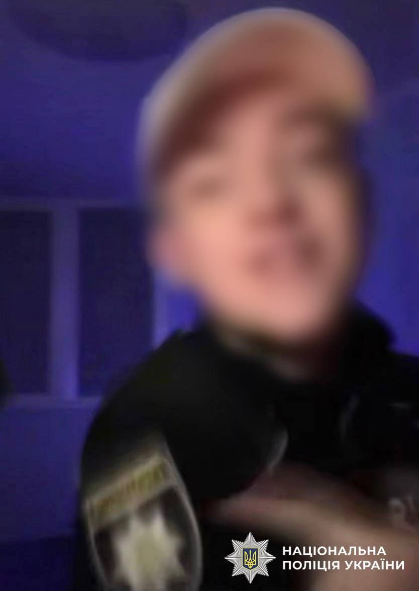 Киянину загрожує штраф за спів російських пісень у поліцейській формі