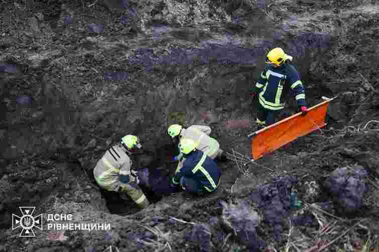 У Рівному чоловіка засипало землею у триметровому рові