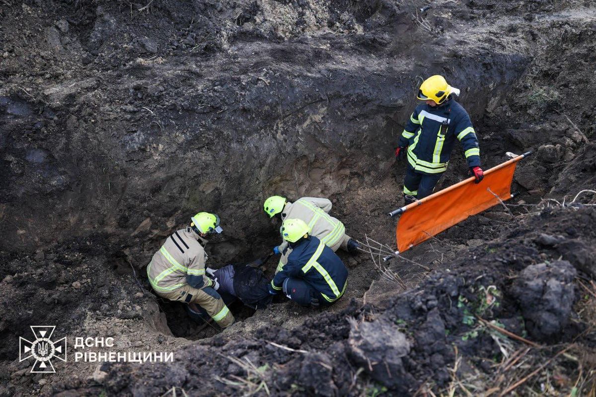 У Рівному чоловіка засипало землею у триметровому рові