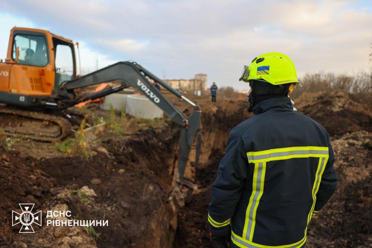 Шестеро рятувальників діставали тіло чоловіка з рову у Рівному (фото ДСНС)