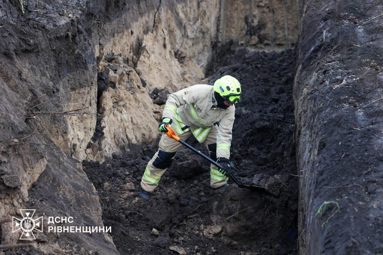 Шестеро рятувальників діставали тіло чоловіка з рову у Рівному (фото ДСНС)