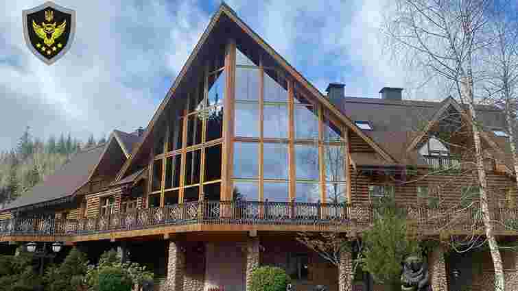 Що відомо про нового управителя маєтку Медведчука в Карпатах