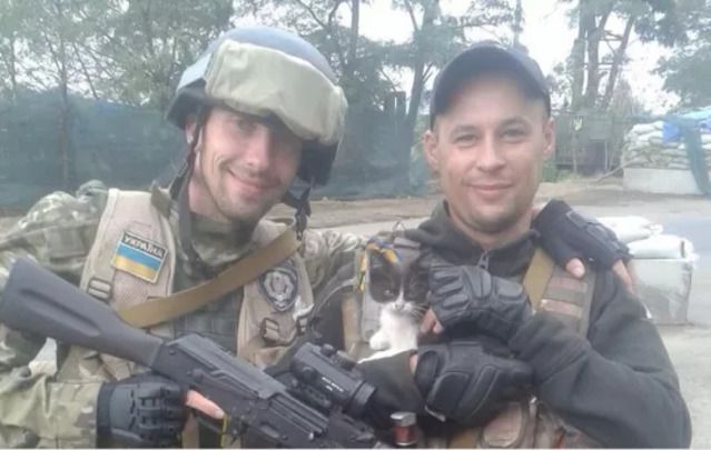 Михайло Остриков (ліворуч) під час служби в армії (фото Україна молода)