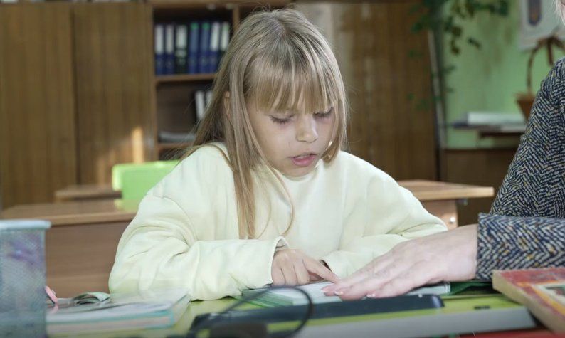 Учениця четвертого класу в школі с. Хлівища навчається одна