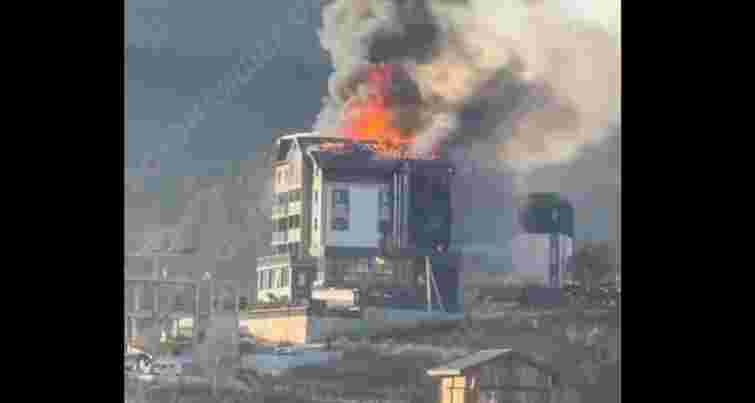 На курорті Буковель спалахнула масштабна пожежа у одному з готелів