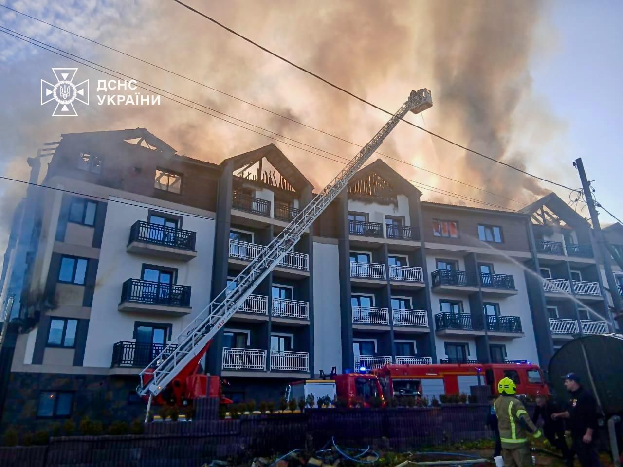 На місці працюють рятувальники та інші служби (фото ДСНС)