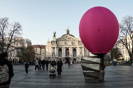 Біля Львівської опери встановили «Бульбашку» Володимира Семківа