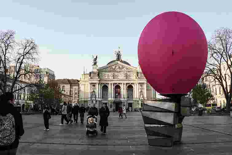 Біля Львівської опери встановили «Бульбашку» Володимира Семківа