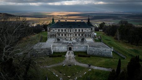 24 бригада відкрила у Підгорецькому замку фотоінсталяцію про оборону Часового Яру. Фото дня