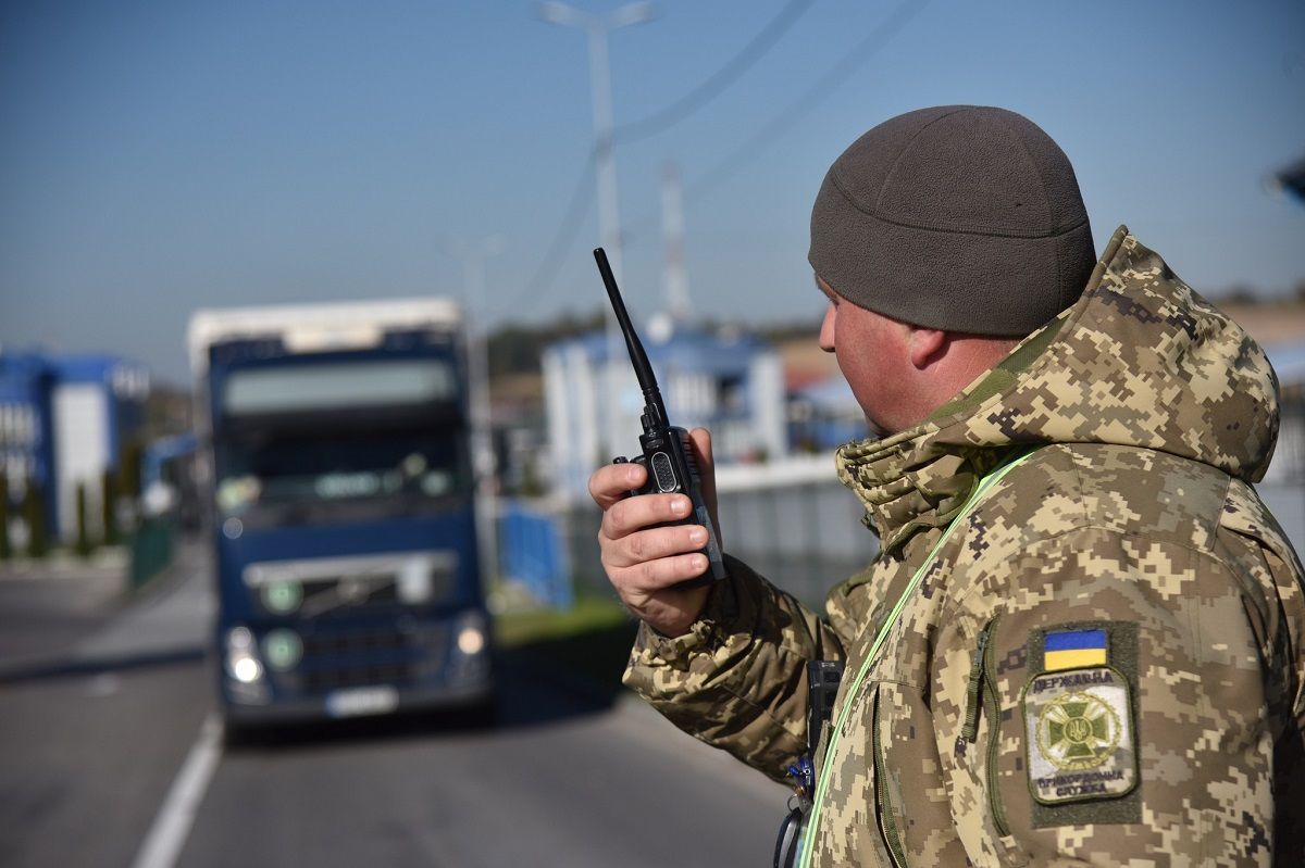У пунктах пропуску на кордоні призупинили оформлення громадян і транспорту 