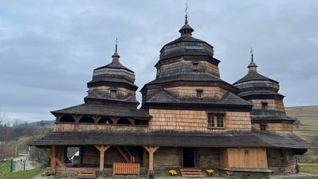 Ікони зі згадкою цісаря і шрапнель у стінах: на Львівщині відновили 360-річну деревʼяну церкву