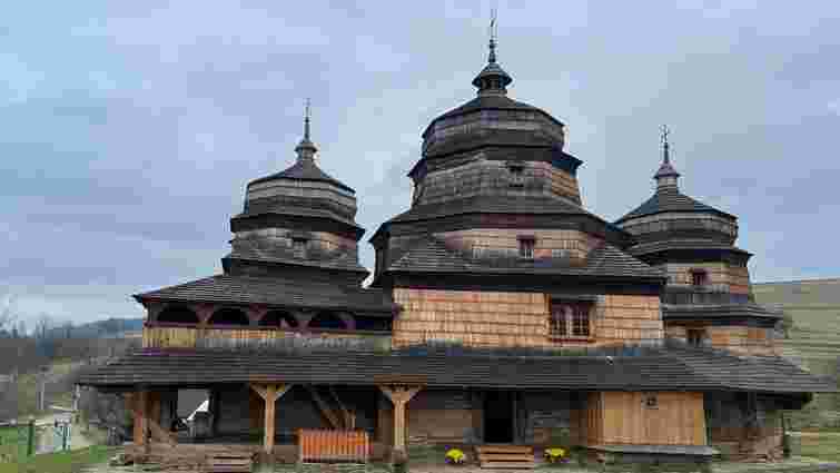 Ікони зі згадкою цісаря і шрапнель у стінах: на Львівщині відновили 360-річну деревʼяну церкву