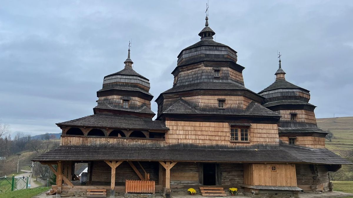 Ікони зі згадкою цісаря і шрапнель у стінах: на Львівщині відновили 360-річну деревʼяну церкву