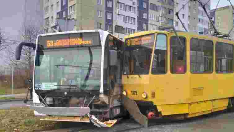 На Сихові у Львові зіткнулися трамвай і рейсовий автобус