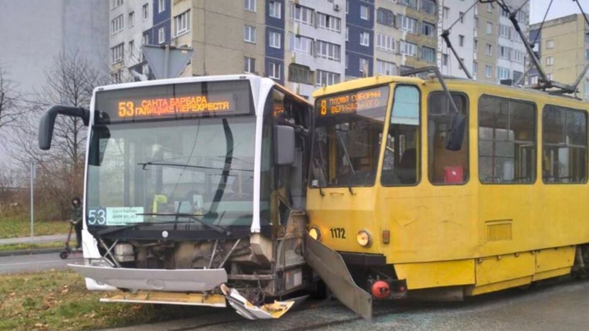 На Сихові у Львові зіткнулися трамвай і рейсовий автобус