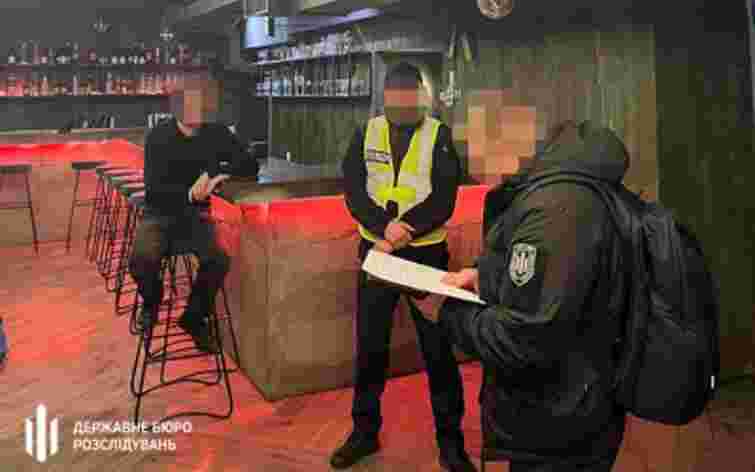 ДБР викрило поліцейських на спробі привласнити і продати квартиру померлого киянина