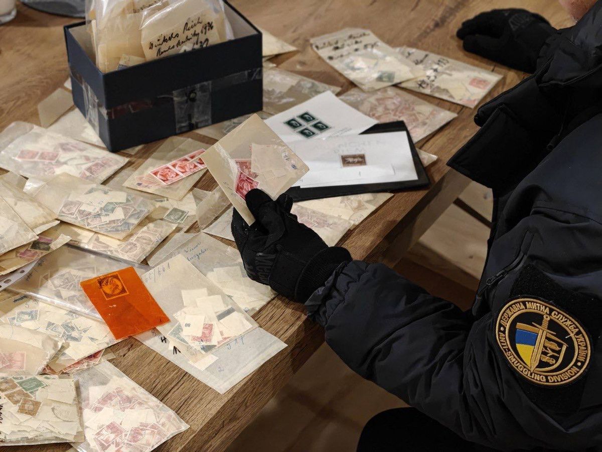 Тернополянин намагався ввезти в  Україну понад 14 тис. марок зі зображенням Гітлера