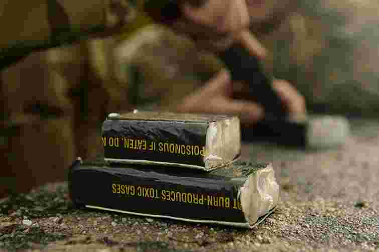 ДБР викрило полковника та двох підлеглих на спробі збуту вибухівки на 88 тис. доларів