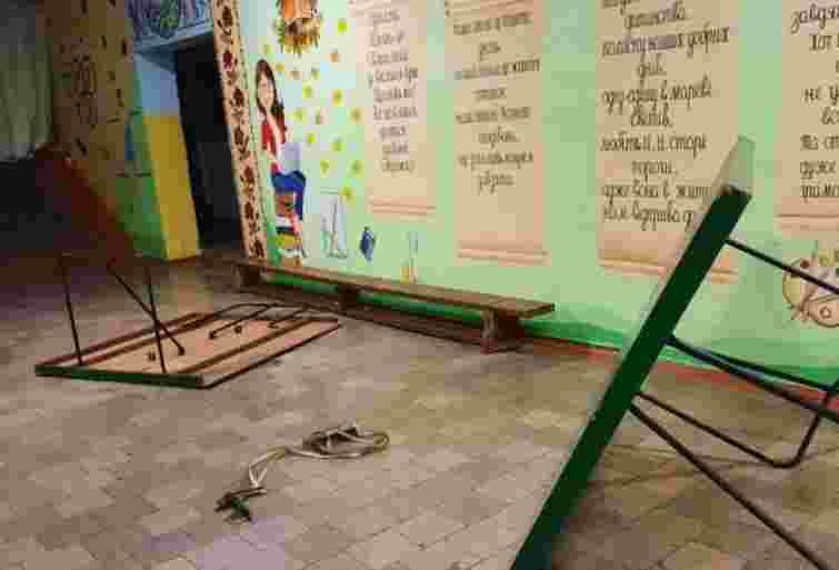  Суд покарав чоловіка та двох підлітків, які розгромили ліцей на Рівненщині