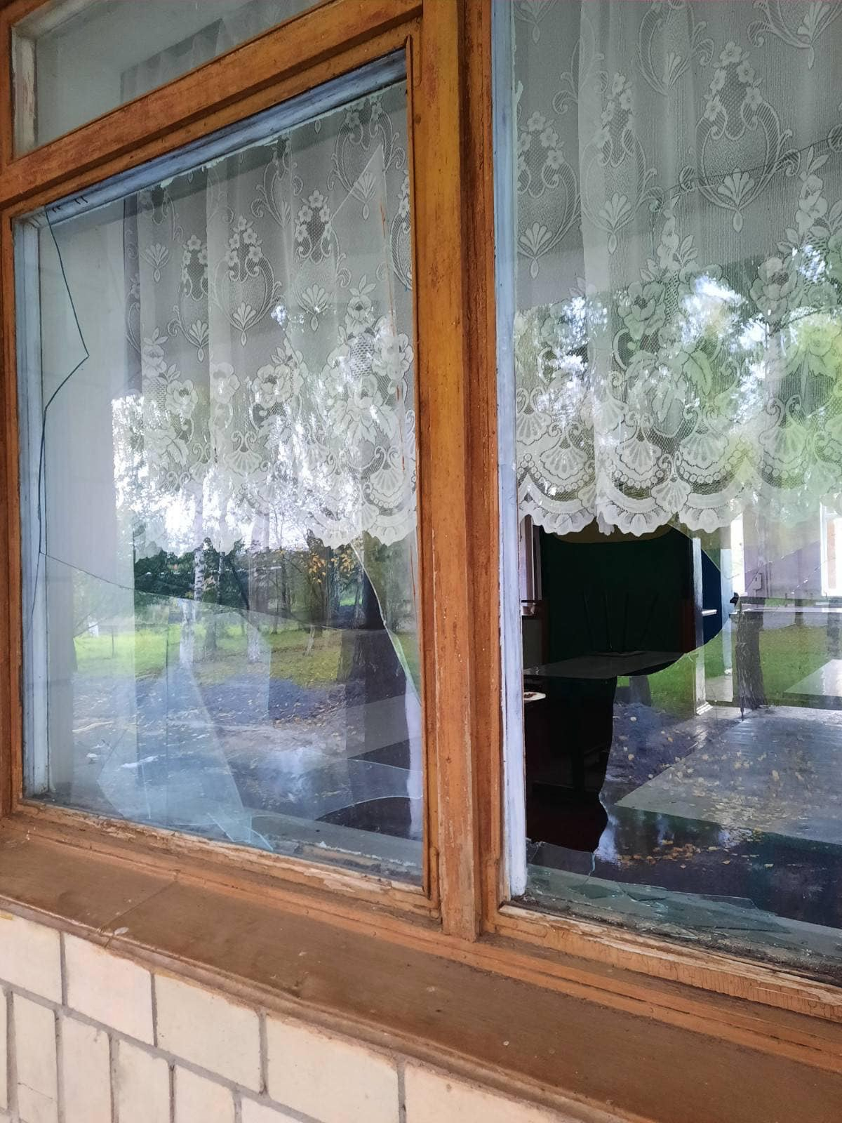 Хулігани розбили вікна, поламали меблі та повибивали двері (фото Корецької міськради)