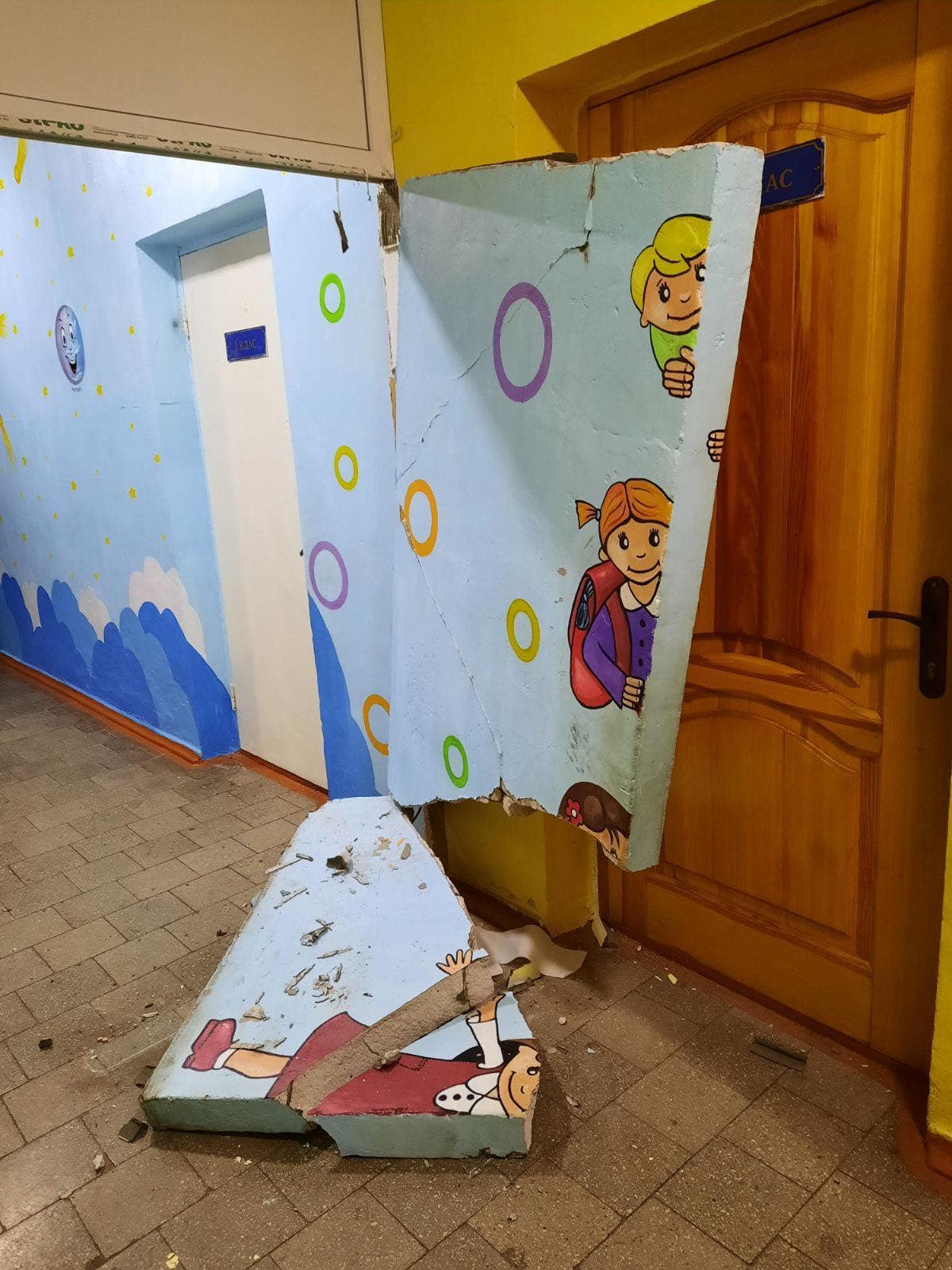 Хулігани розбили вікна, поламали меблі та повибивали двері (фото Корецької міськради)