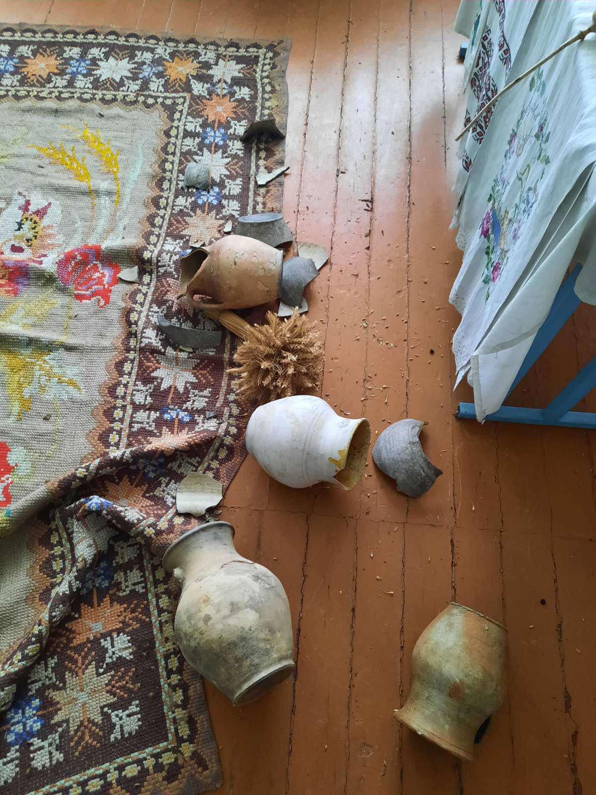 Хулігани розбили вікна, поламали меблі та повибивали двері (фото Корецької міськради)