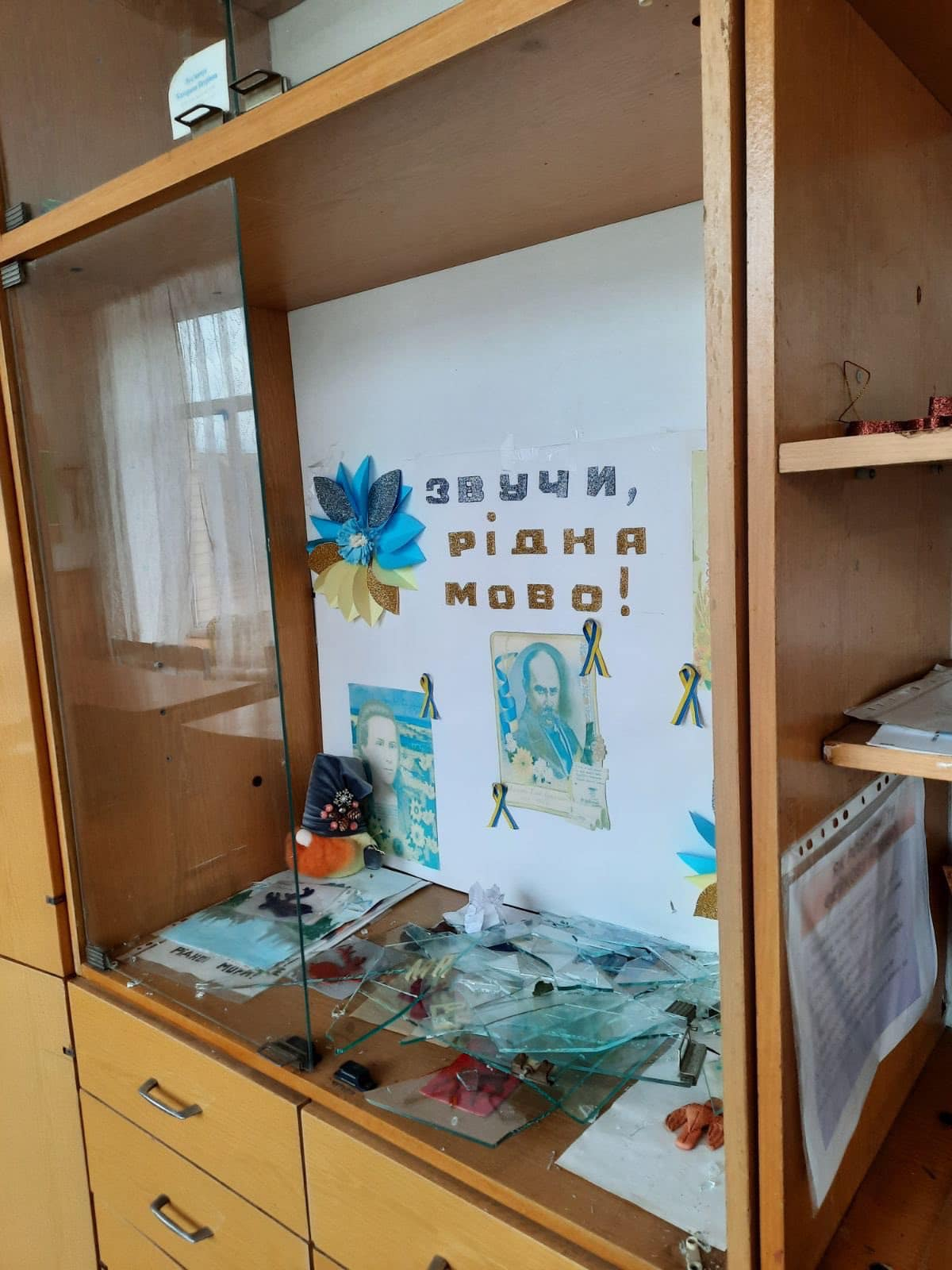 Хулігани розбили вікна, поламали меблі та повибивали двері (фото Корецької міськради)