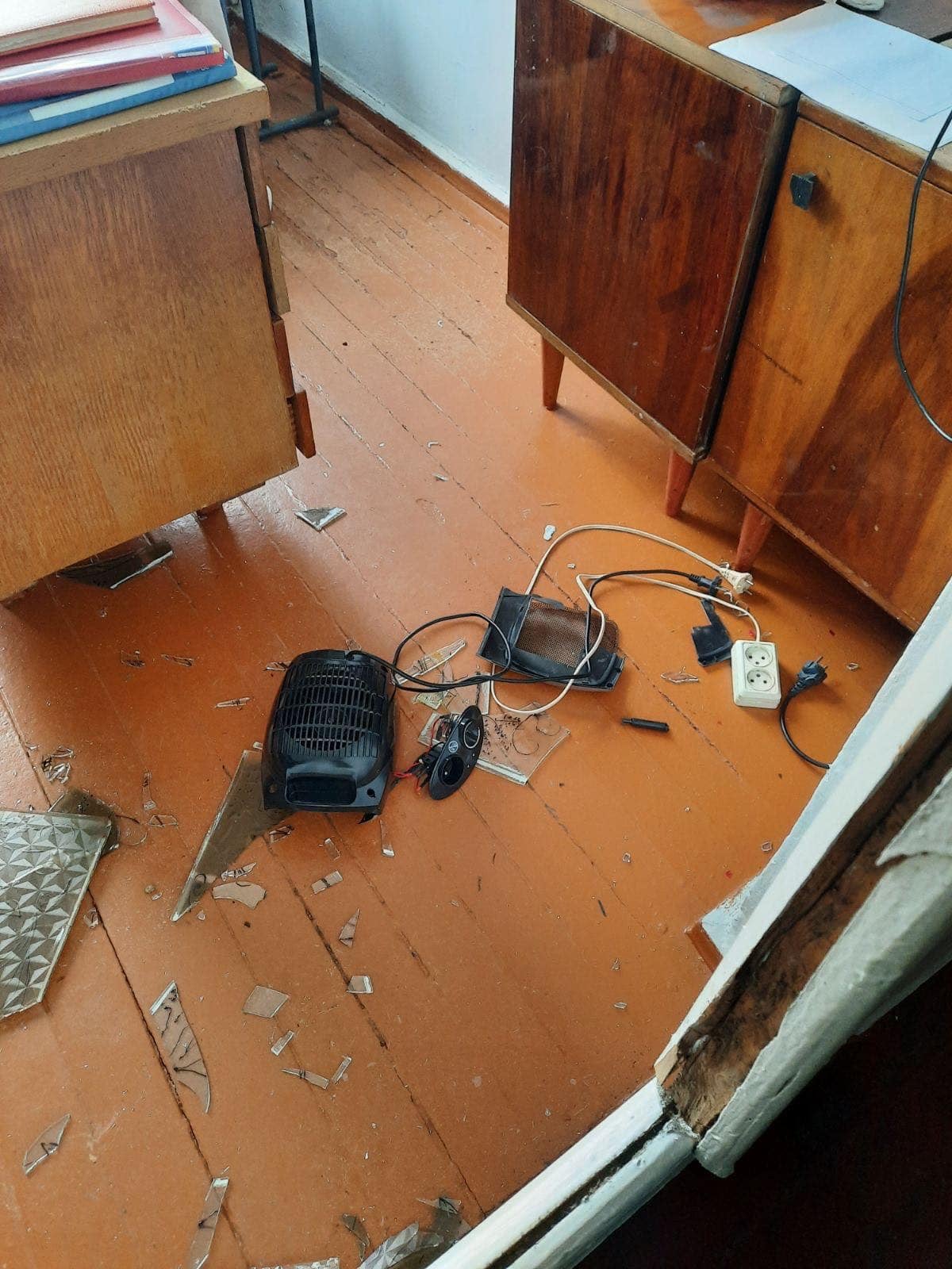 Хулігани розбили вікна, поламали меблі та повибивали двері (фото Корецької міськради)