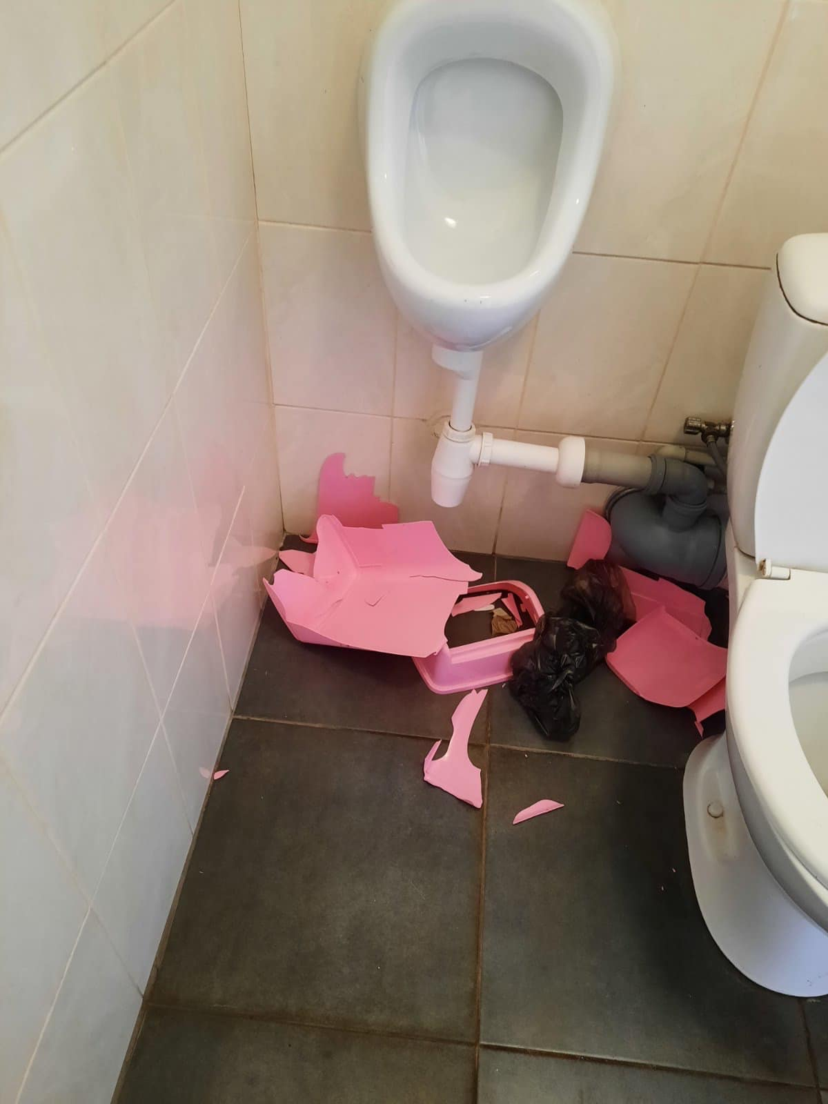 Хулігани розбили вікна, поламали меблі та повибивали двері (фото Корецької міськради)