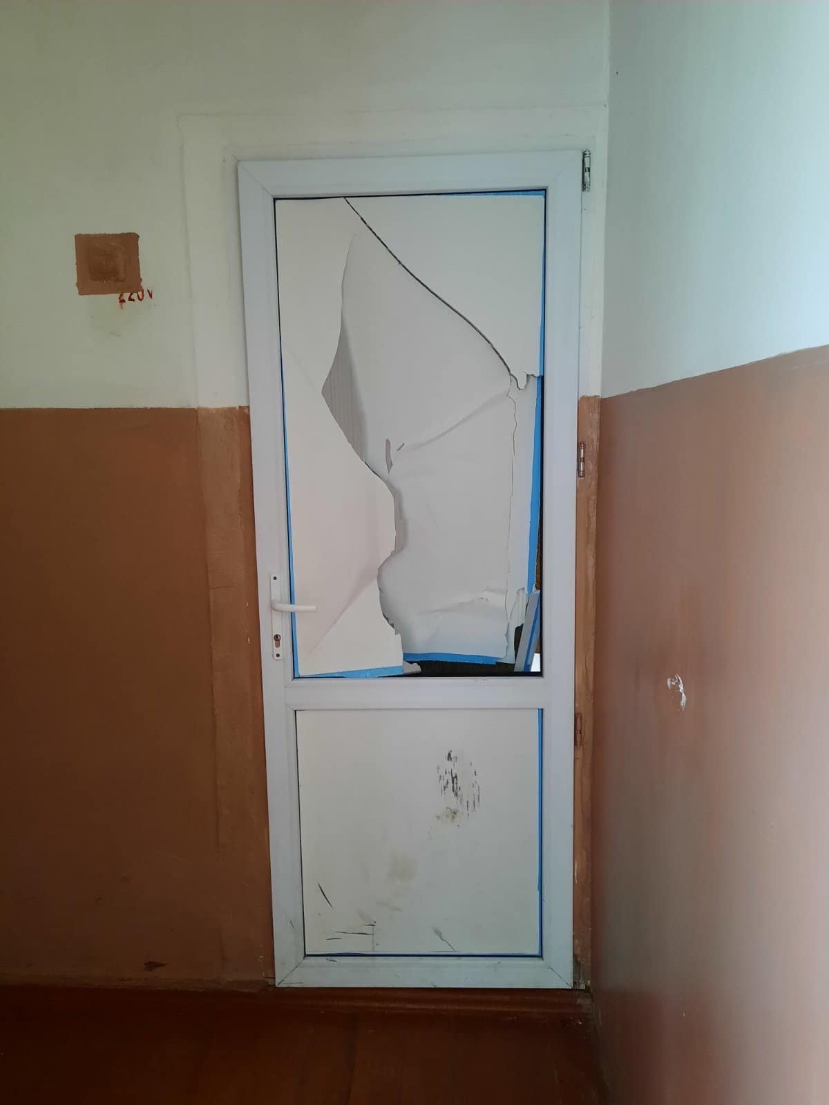 Хулігани розбили вікна, поламали меблі та повибивали двері (фото Корецької міськради)