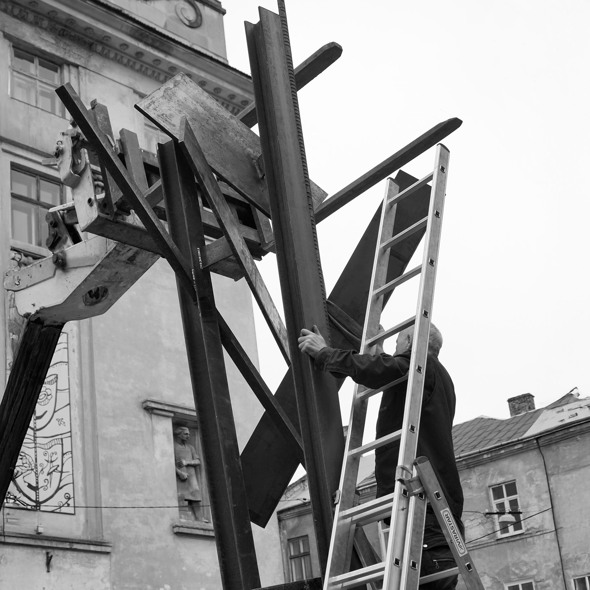 В процесі роботи (фото з офіційного сайта скульптора)