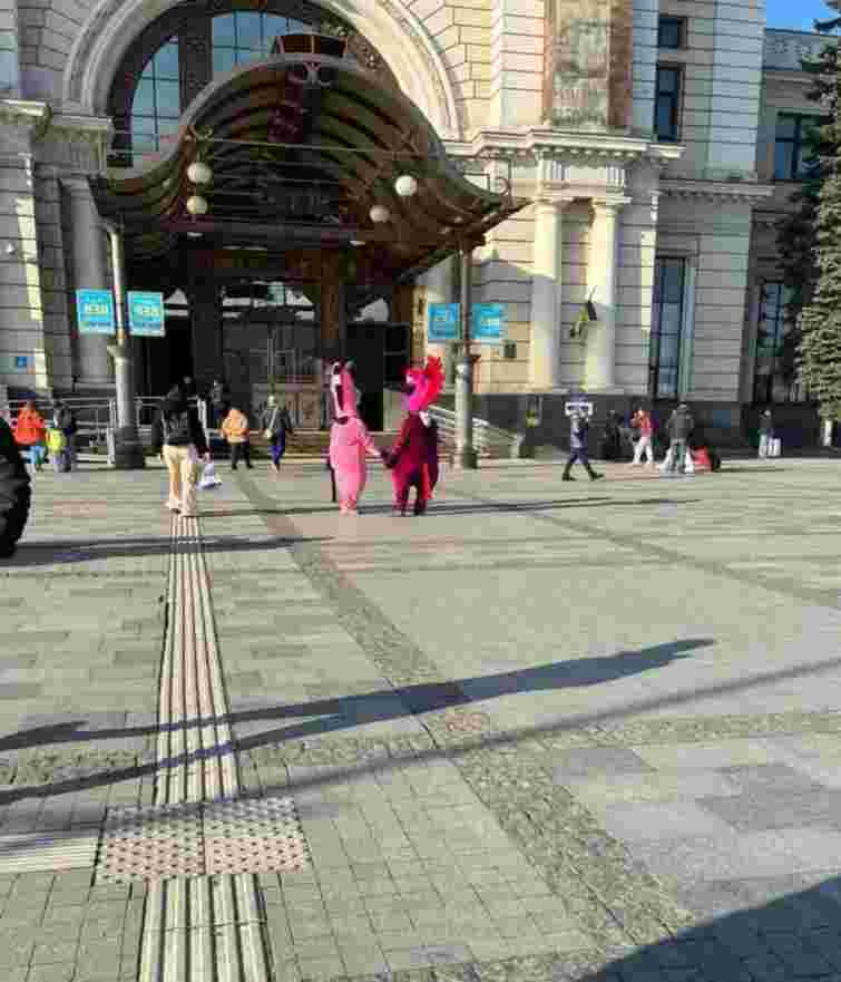 Після заборони працювати в центрі Львова аніматори з’явилися біля залізничного вокзалу