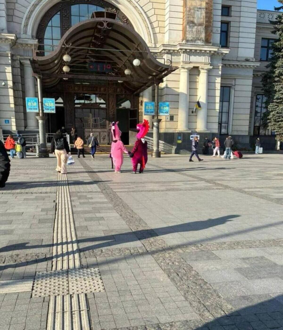 Після заборони працювати в центрі Львова аніматори з’явилися біля залізничного вокзалу