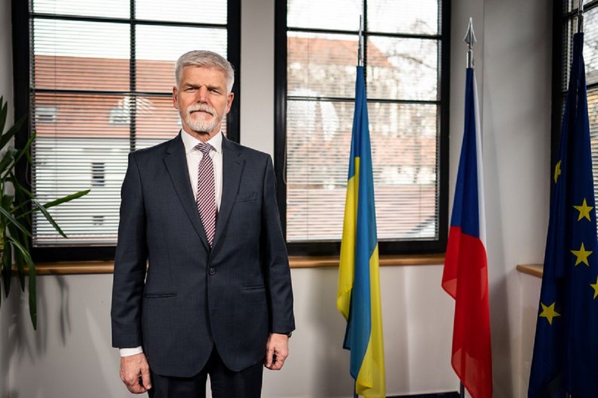 Президент Чехії засудив зняття прапора України з будівлі парламенту