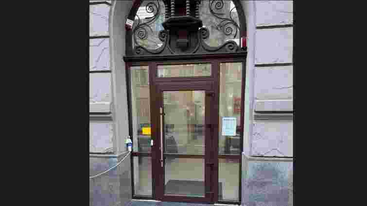 Львівська міськрада через суд зобовʼязала власника памʼятки замінити пластикові двері