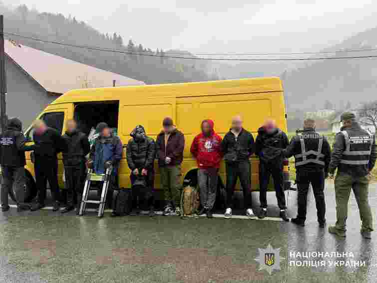 На Закарпатті затримали переправників, які перевозили ухилянтів у бусі зі скловатою