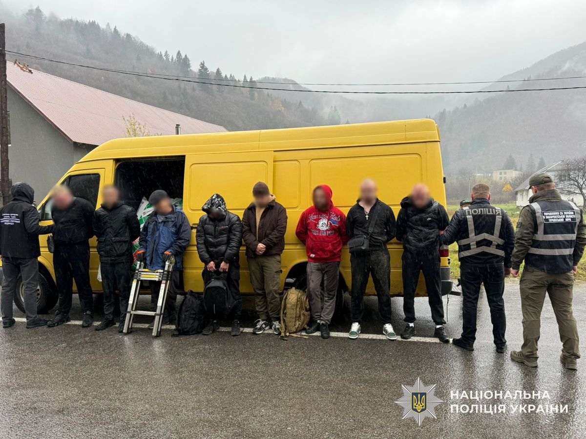 На Закарпатті затримали переправників, які перевозили ухилянтів у бусі зі скловатою